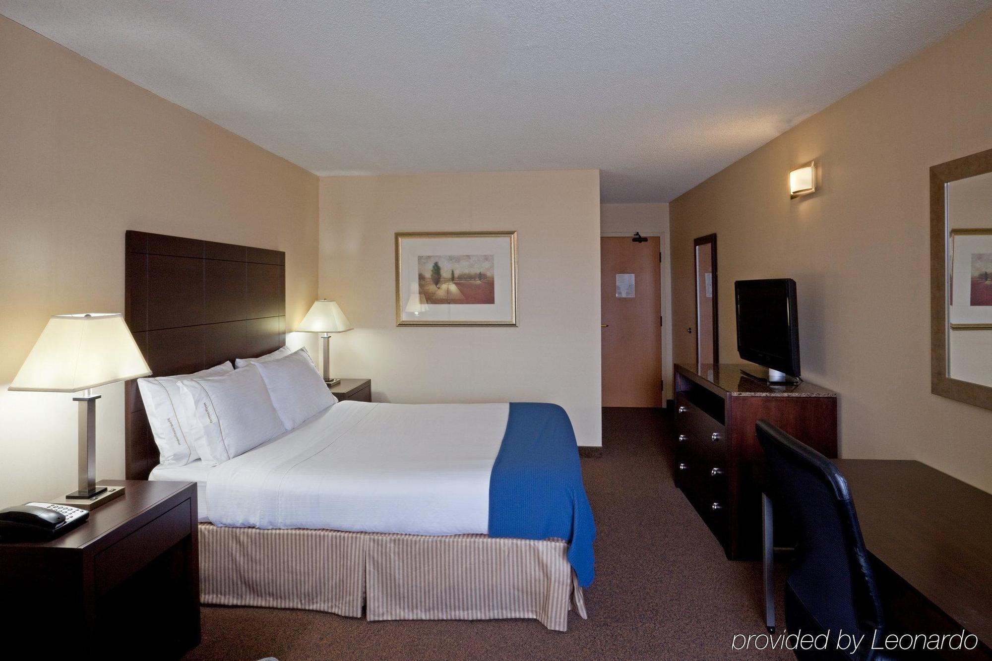 Quality Inn Saint-Jean-Sur-Richelieu Room photo