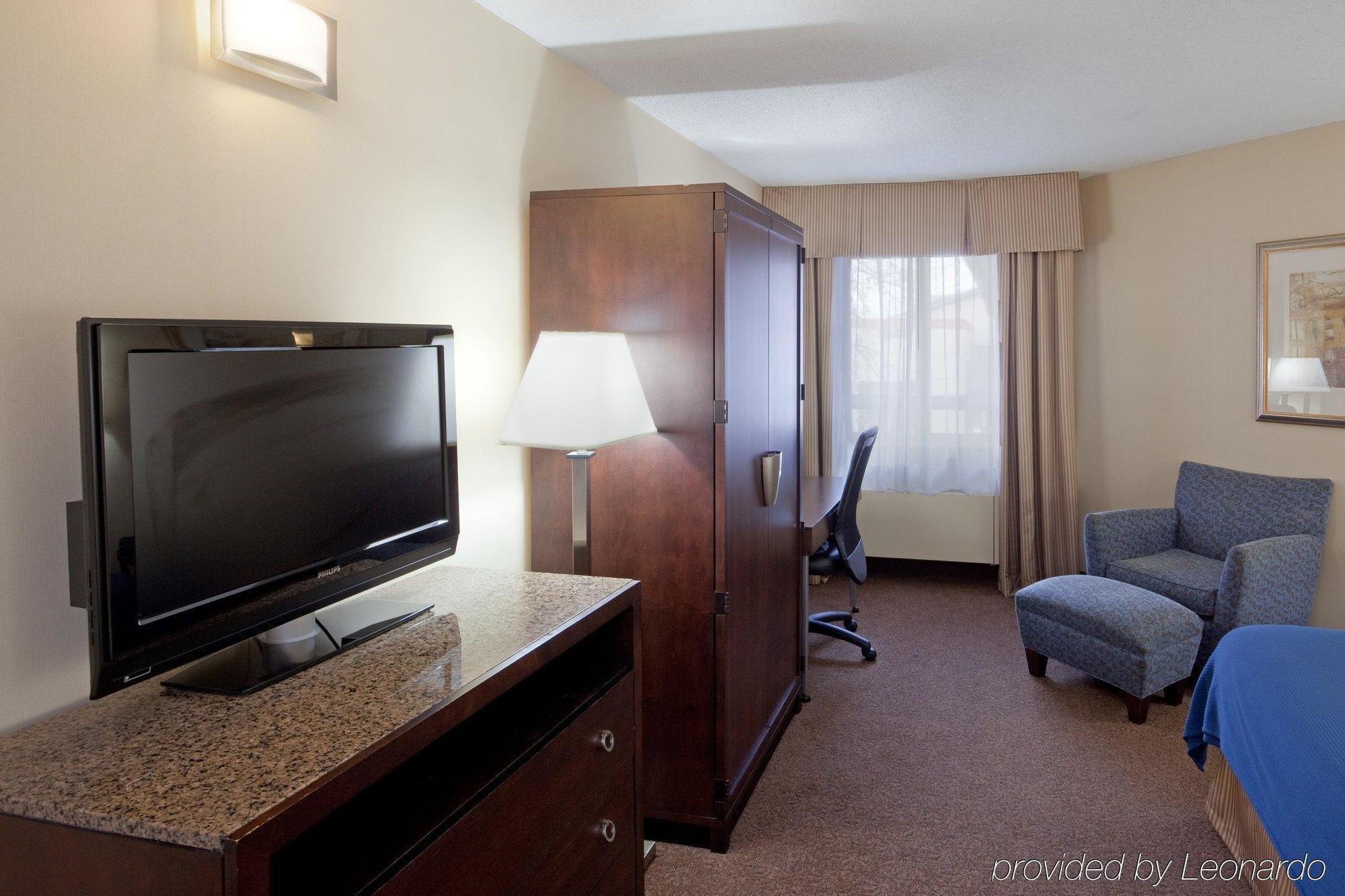 Quality Inn Saint-Jean-Sur-Richelieu Room photo
